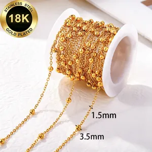Detail der 18K vergoldeten Edelstahl-Perlenkette mit Maßen von 1,5 mm und 3,5 mm.