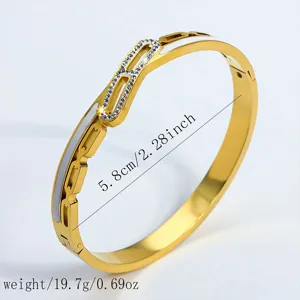 Elegante brazalete de acero inoxidable dorado con diseño en H calado y pedrería fina