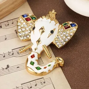 Vintage Ganesha olifant speld met wit emaille en gekleurde kristallen op muziekpapier