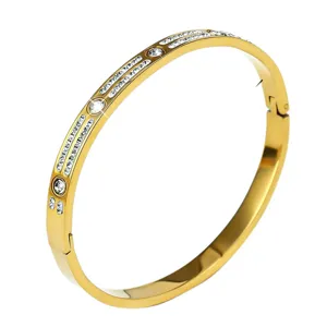 Eleganter vergoldeter Edelstahl Armreif mit zweireihigem Kristallbesatz für Damen