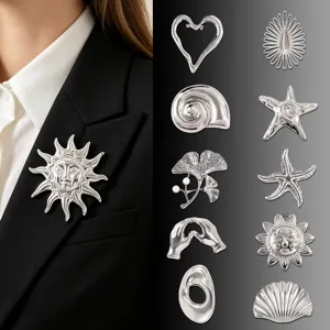 Exquisite Kollektion aus poliertem Edelstahl: Broschen in Sonnen- und Naturform
