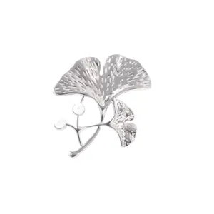 Eleganter silberner Ginkgoblatt-Anstecker mit weißen Perlen aus hochwertigem Edelstahl gefertigt