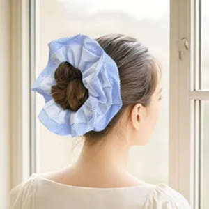 Vista posteriore di una donna con un grande elastico a quadretti blu e bianchi