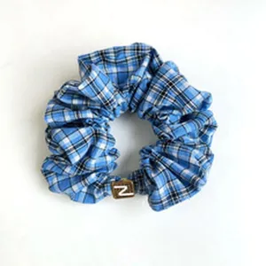Elegante scrunchie estivo a quadretti blu con ciondolo Z per acconciature di stile