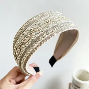 Primo piano di un elegante cerchietto largo con intricate perline e paillettes