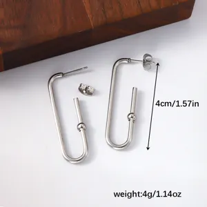 Vue détaillée des boucles d'oreilles en acier inoxydable argenté en forme de U à perle