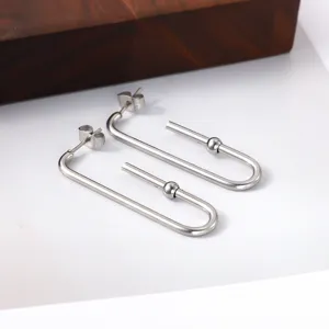 Vue détaillée des boucles d'oreilles en acier inoxydable en forme de U avec perles