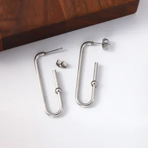 Vue détaillée des boucles d'oreilles géométriques en U en acier inoxydable argenté