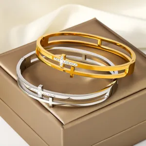 Gros plan détaillé du bracelet jonc en acier inoxydable évidé avec croix sertie