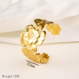 Λεπτομέρεια του χρυσού βραχιολιού 18K από ανοξείδωτο ατσάλι με λουλούδια, 43mm.