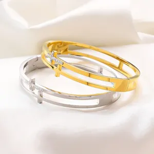 Détail de joncs en acier inoxydable plaqué or 18k avec croix et strass incrustés