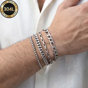 Detailansicht von gestapelten Armbändern aus 304L Edelstahl für Herren in 4 Kettenstilen
