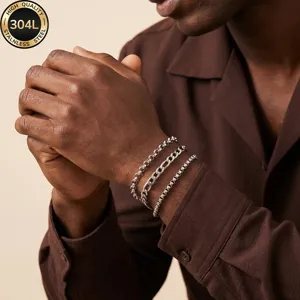 Detail von drei 304L Edelstahl-Kettenarmbändern für Herren im Hip-Hop-Layering