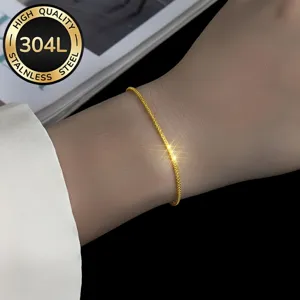 Nahaufnahme eines 18K vergoldeten 304L Edelstahl Blumenkohlkettenarmbands am Handgelenk