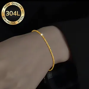 Detailansicht eines fein vergoldeten Armbands aus 304L-Edelstahl an einem Handgelenk