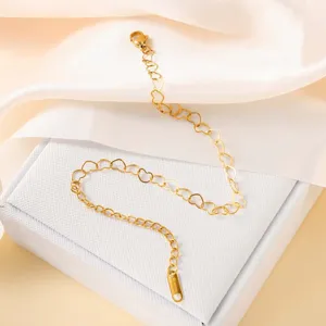 Nahaufnahme eines 18K vergoldeten Edelstahl-Armbands mit herzförmigen Gliedern