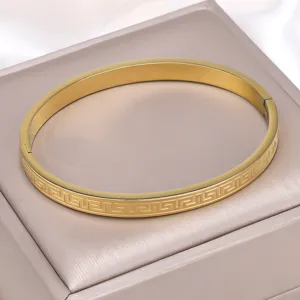 Λεπτομέρεια επιχρυσωμένου βραχιολιού 18K από ατσάλι τιτανίου με μοτίβο μαίανδρο