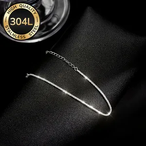 Detailansicht eines funkelnden 304L Edelstahl Armbands für Damen in Silberoptik