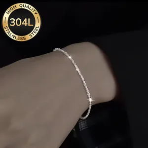 Detailaufnahme eines funkelnden 304L-Edelstahl-Kettenarmbands an einem Handgelenk
