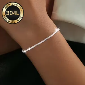 Makroansicht der funkelnden Details des dünnen 304L-Edelstahl-Kettenarmbands