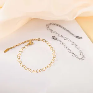 Nahaufnahme von gold- und silberfarbenen Herzgliederketten aus robustem Edelstahl