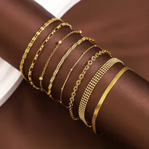 Gestapeltes Gold-Edelstahl-Armband-Set mit verschiedenen Kettentexturen und Stilen