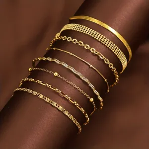 Detailansicht des 18K vergoldeten Edelstahl-Armbandsets mit verschiedenen Kettenstilen.