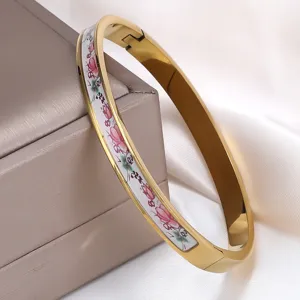 Detailansicht eines 18K vergoldeten Edelstahlarmreifs mit Emaille-Blumenmuster