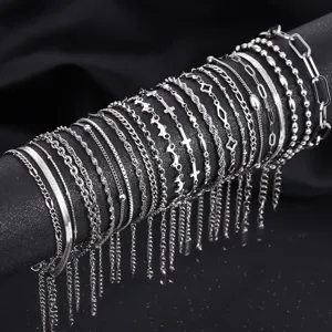 Nahaufnahme von mehreren silbernen Edelstahl-Kettenarmbändern auf einer schwarzen Rolle
