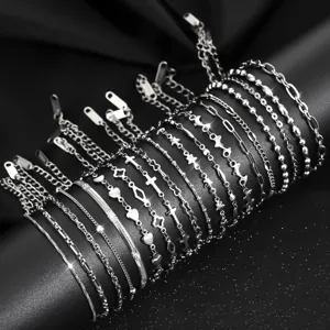Edelstahl-Armbandset für Damen mit verschiedenen Anhängern in silbernem Finish.
