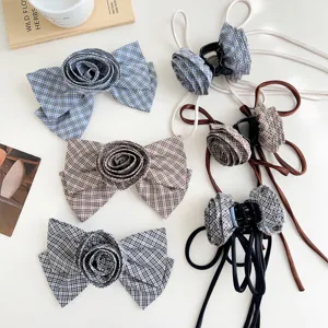 Collezione dettagliata di eleganti fermagli a rosa 3D a quadri e clip con nastro