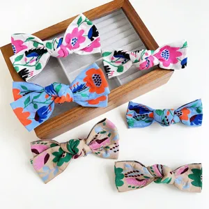 Lot de barrettes à nœuds brodés style bohème sur plateau de bijoux en bois élégant