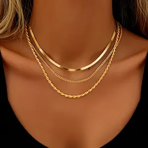 Nahaufnahme eines mehrlagigen goldenen Edelstahl-Halskettensets mit Seil- und Schlangenketten