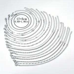 Detailansicht verschiedener silberner Edelstahl-Kettenarmbänder mit Größenangaben