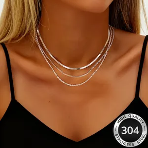 Detailansicht dreilagige Edelstahl-Halskette mit Schlangen- und Seilketten-Design