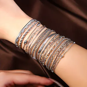 Detailansicht gestapelter 304L Edelstahl-Armbandketten mit verschiedenen Texturen