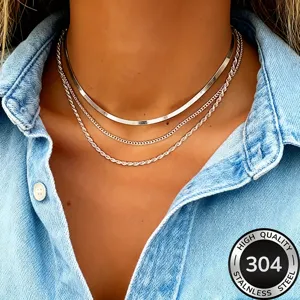 Detailansicht eines mehrlagigen Halskettensets aus silbernem 304 Edelstahl am Hals