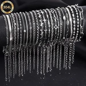 Detailansicht verschiedener silberner Armbänder aus 304L Edelstahl für Damen