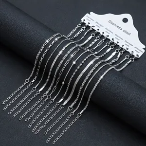 Detailansicht verschiedener Edelstahl-Kettenarmbänder in eleganter silberner Ausführung
