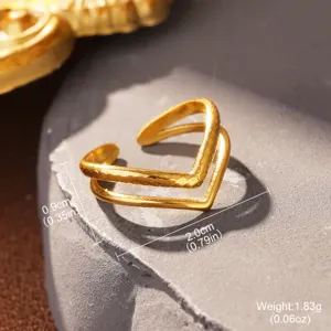 Detaillierte Ansicht mit Maßen des goldenen Titanstahl-Rings mit Doppel-V-Form