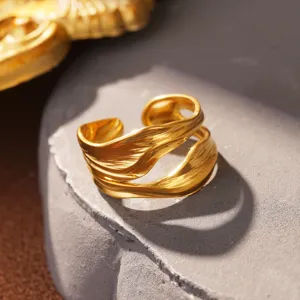 Detailansicht eines vergoldeten verstellbaren Rings aus Titanstahl mit Wellenmuster