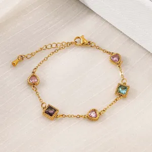 Dettaglio di un bracciale di lusso in acciaio inossidabile placcato oro 18K e zirconi