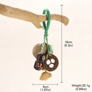 Detalle de instrumento musical de cáscara de semilla natural con dimensiones y peso