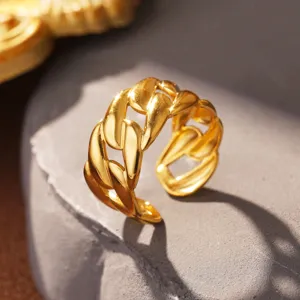 Detailaufnahme eines goldfarbenen verstellbaren Panzerketten-Rings aus poliertem Stahl