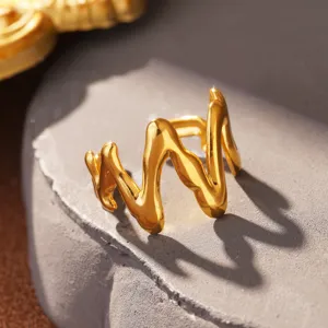 Makro-Detail eines minimalistischen, vergoldeten Wellenrings mit einem Spiegelglanz