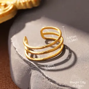 Nahaufnahme des verstellbaren, goldfarbenen Edelstahlrings mit mehreren Linien