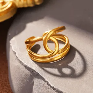 Nahaufnahme eines goldenen Edelstahlrings mit verschlungenem Linien-Design