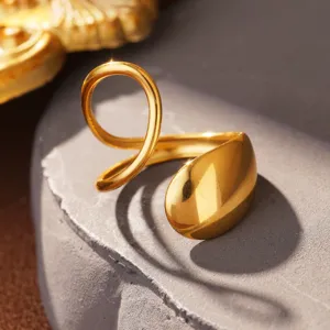 Nahaufnahme eines vergoldeten Titanstahlrings mit poliertem Oval- und Liniendesign