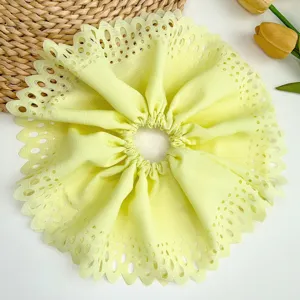 Chouchou géant plissé ajouré jaune pâle avec bords en pétales élégants