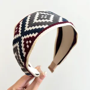Nahaufnahme des ethnischen geometrischen Strickmusters auf dem breiten Stoffstirnband